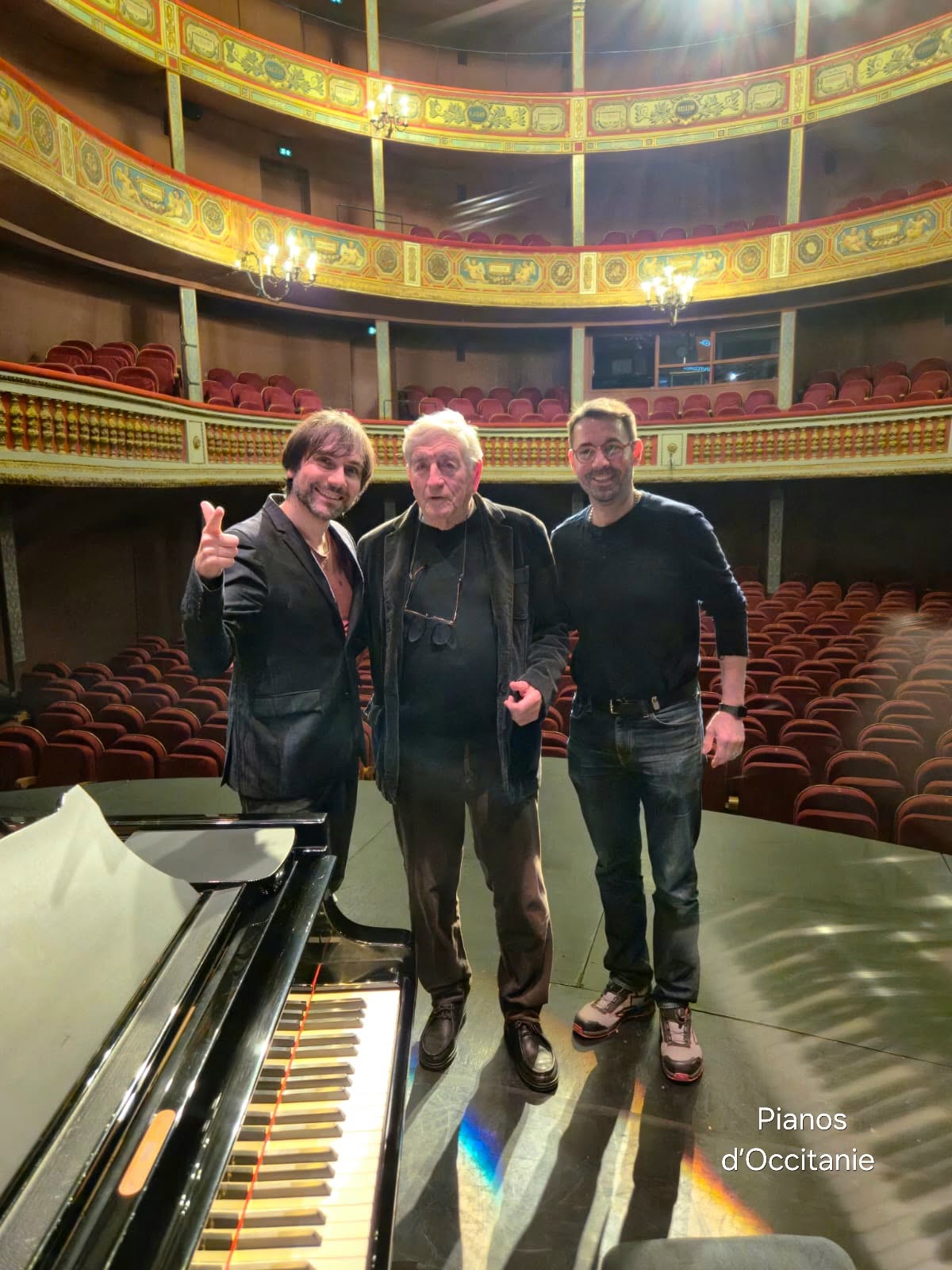 Piano à queue sur la scène du théâtre de Béziers avec Eric Artz