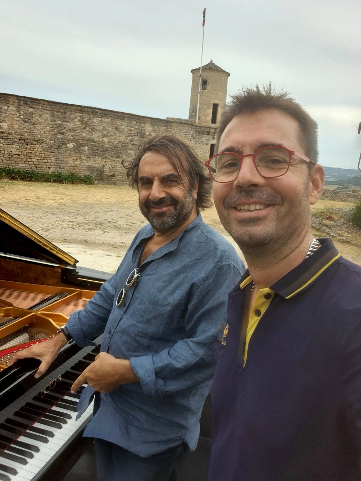 André Manoukian aux côtés de Pianos d'Occitanie devant le piano Fazioli