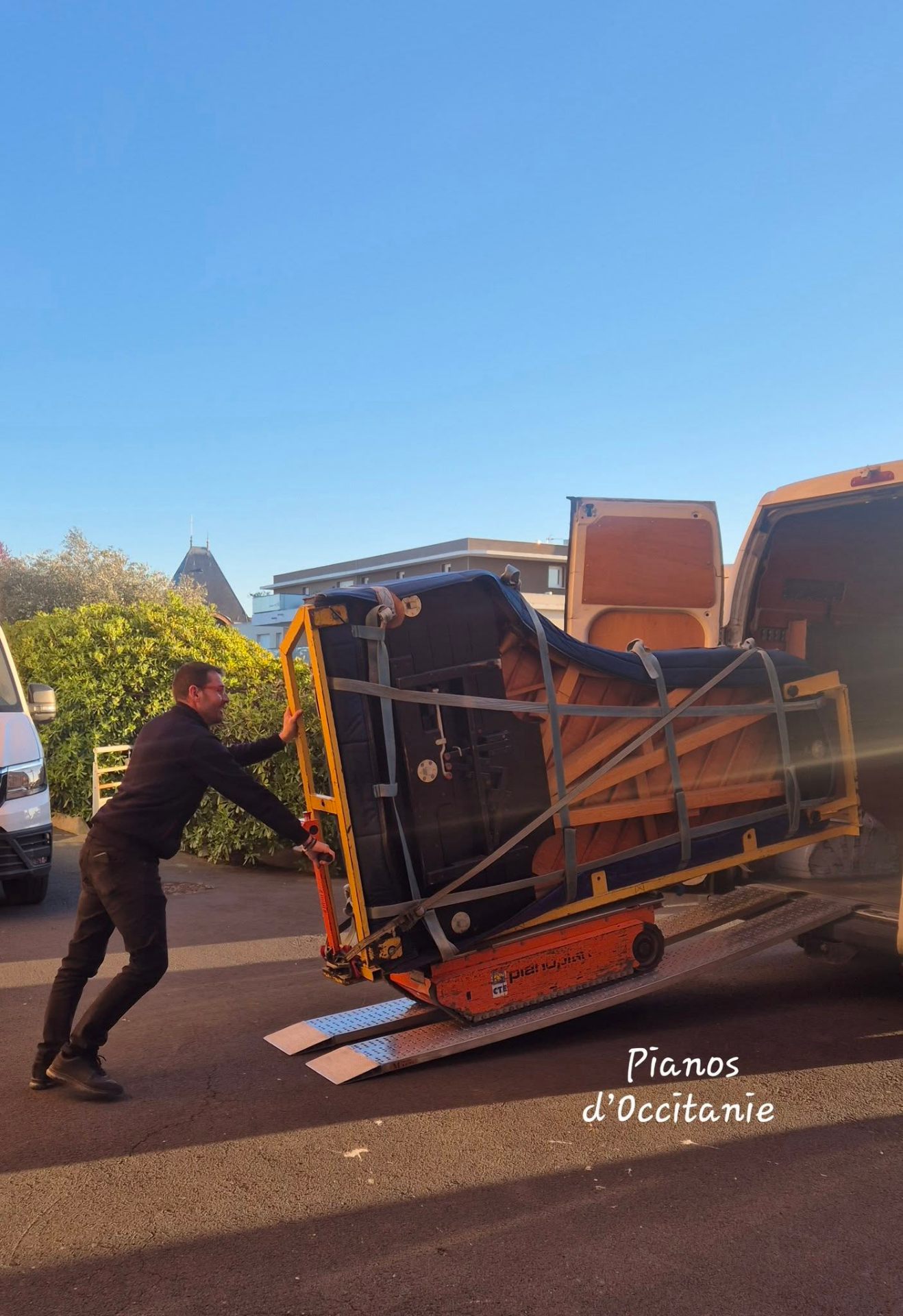 Chargement d'un piano à queue dans le camion Pianos d'Occitanie