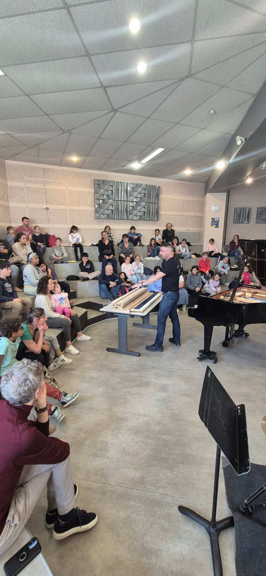 Atelier Mécanique du piano devant un public scolaire en conservatoire