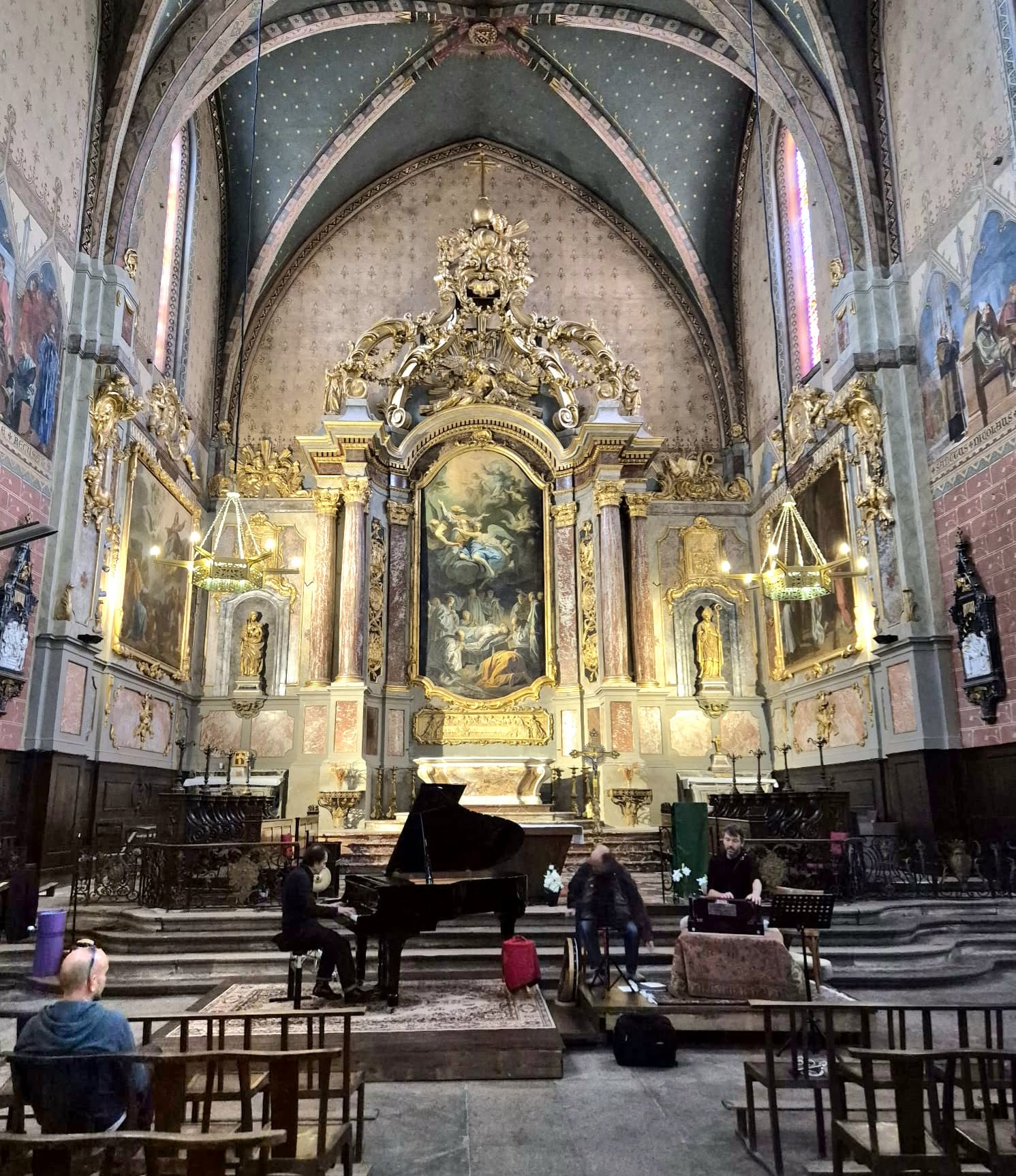 Piano à queue installé dans le chœur de l'église Saint-Nicolas de Toulouse