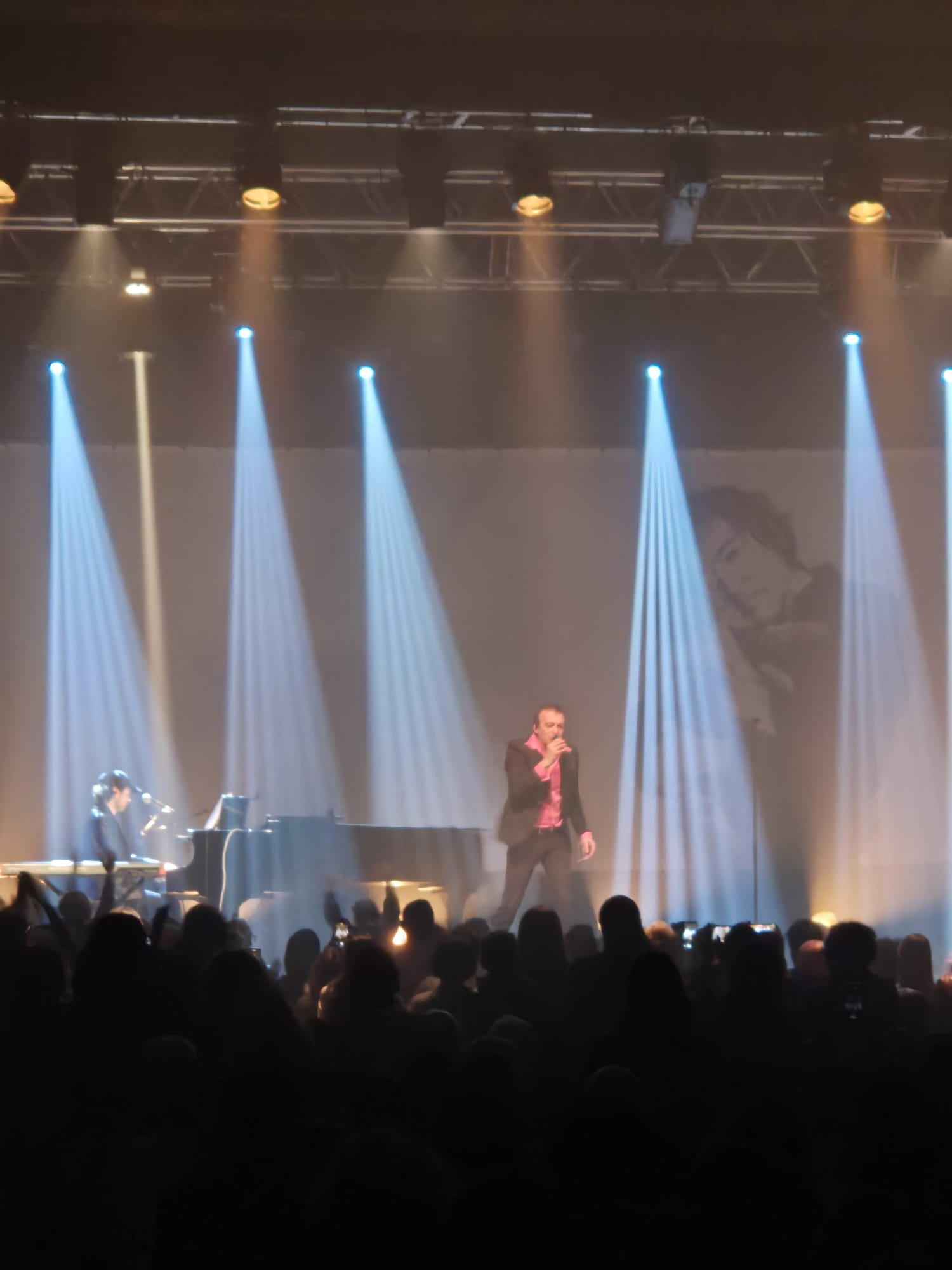 Concert Cali avec piano à queue sur scène