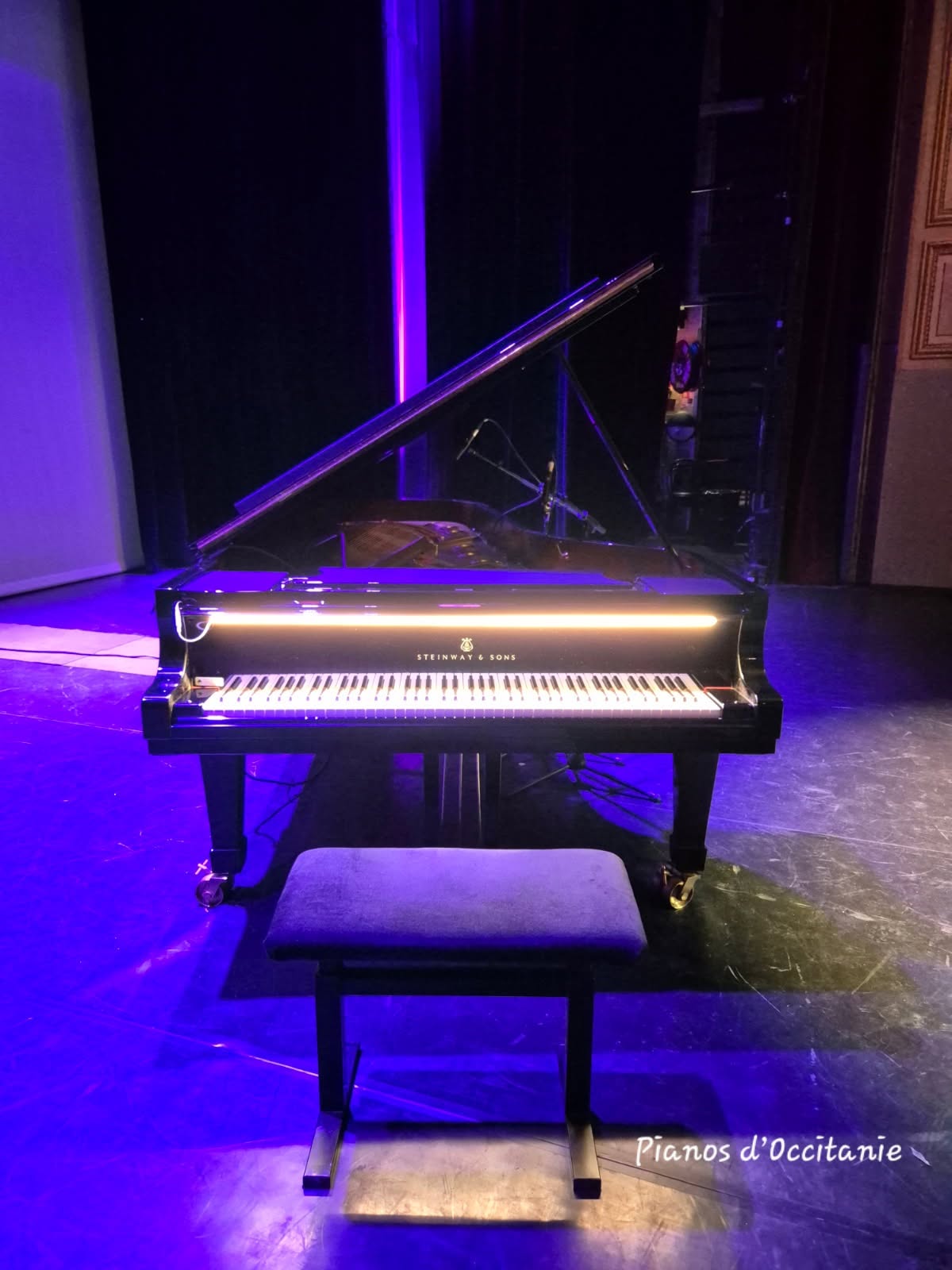Piano de concert Steinway & Sons accordé et installé sur scène