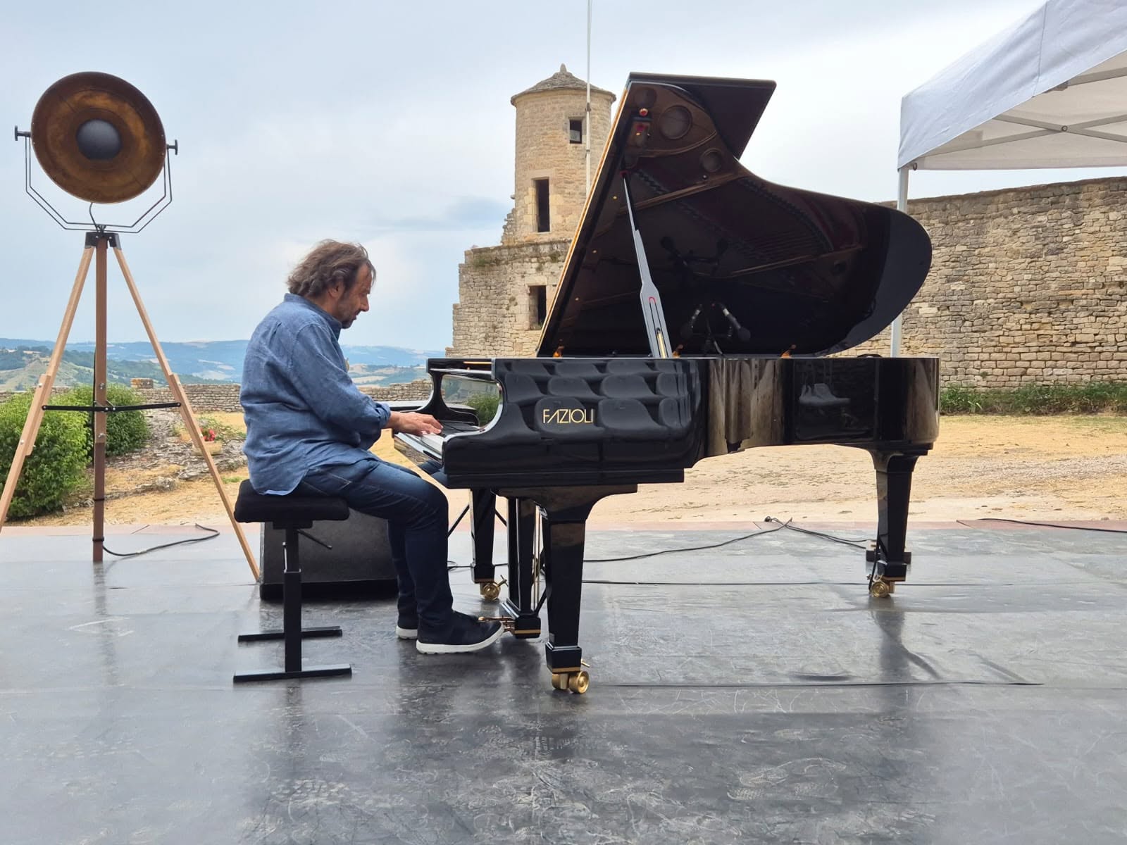 André Manoukian au piano Fazioli loué par Pianos d'Occitanie sur scène en plein air